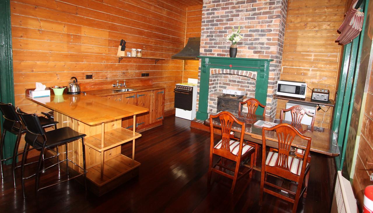 Kerrellie Cottages 2, 4 & 8 Reid Street Strahan Εξωτερικό φωτογραφία