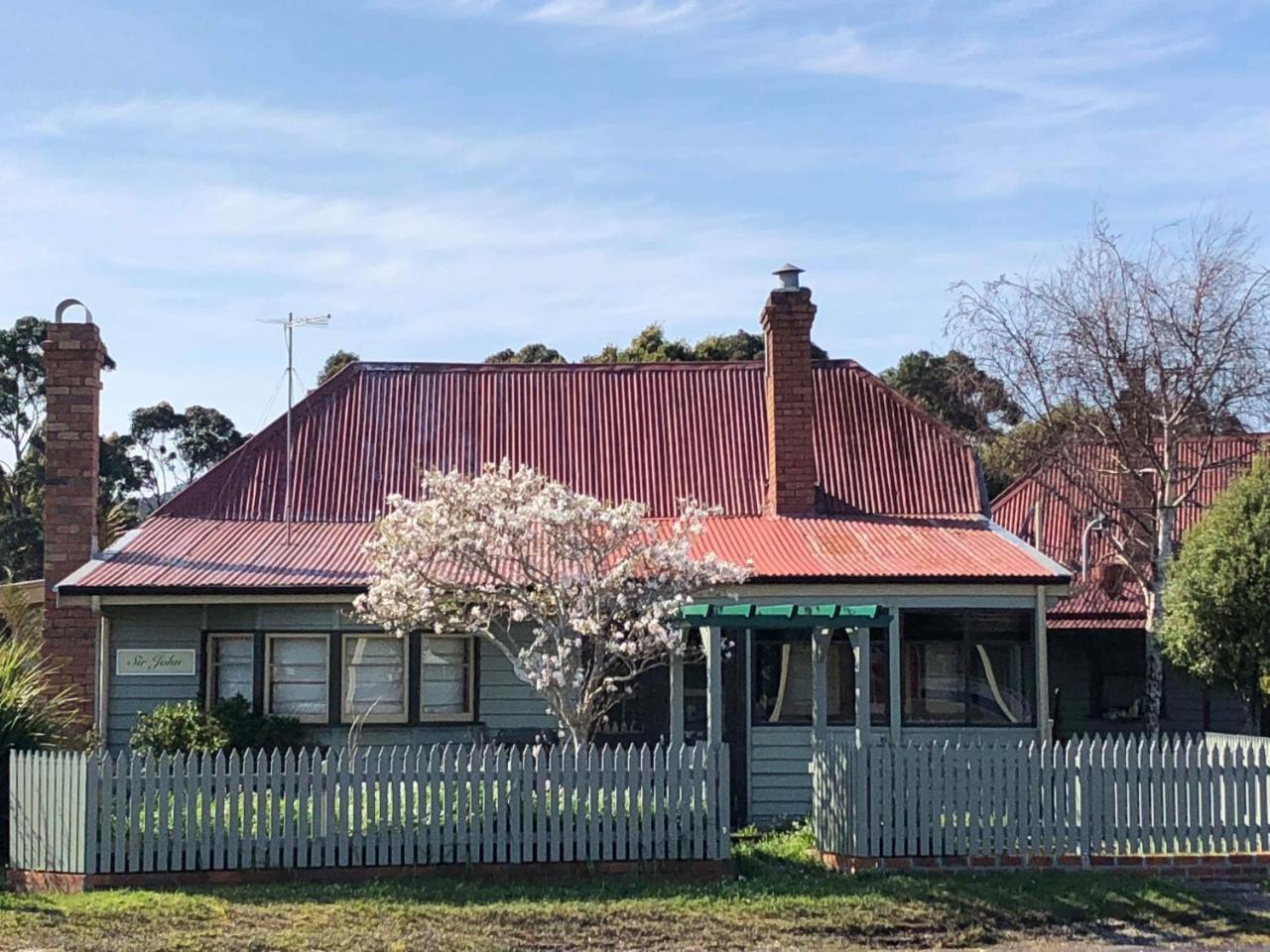 Kerrellie Cottages 2, 4 & 8 Reid Street Strahan Εξωτερικό φωτογραφία